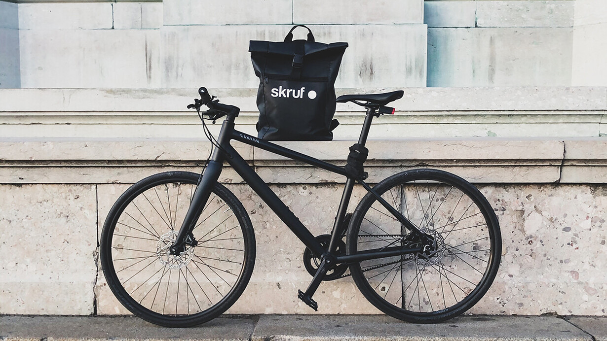 Ein skurf-Rucksack steht auf einem Fahrrad